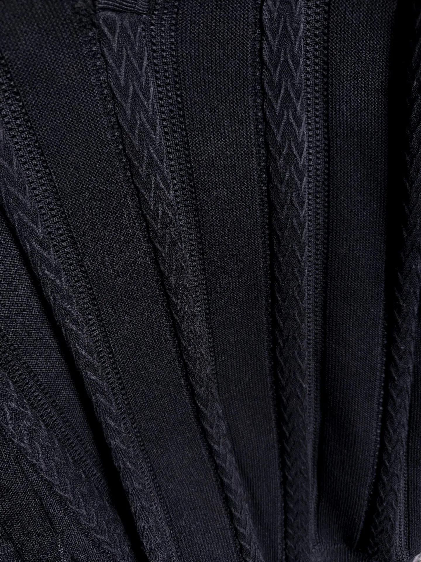 Balenciaga High Quality Nuoyoupanya 2026 Autumn and Winter latest knitted sweaters from the official website are on sale at the same time at Hot Sale! Specially made of wool blended fabric. It feels comfortable and can be directly in contact with the skin. The logo badge is exquisitely embroidered, which is extremely eye-catching! The details highlight the fashionable charm of big brands. Exquisite workmanship. Three-dimensional cutting style. The wearing effect is invincible and handsome! All three standards are complete! Sizes:M-3XL